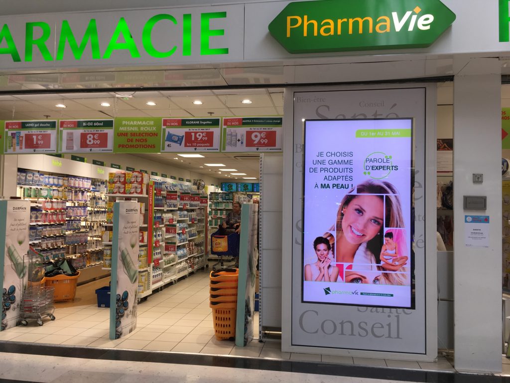 Digital screen at the entrance to the pharmacya 